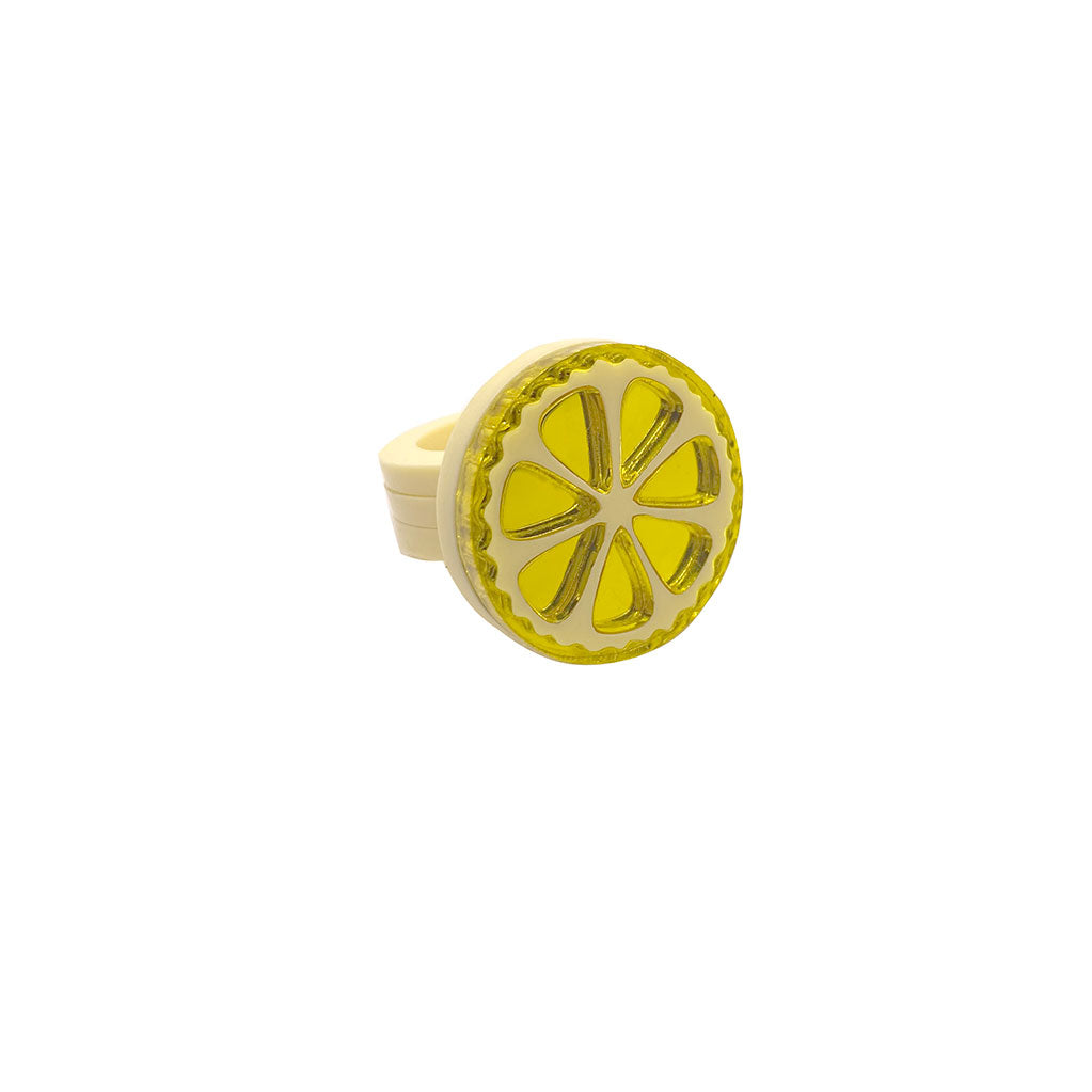 anillo de metacrilato con forma de limón en color amarillo