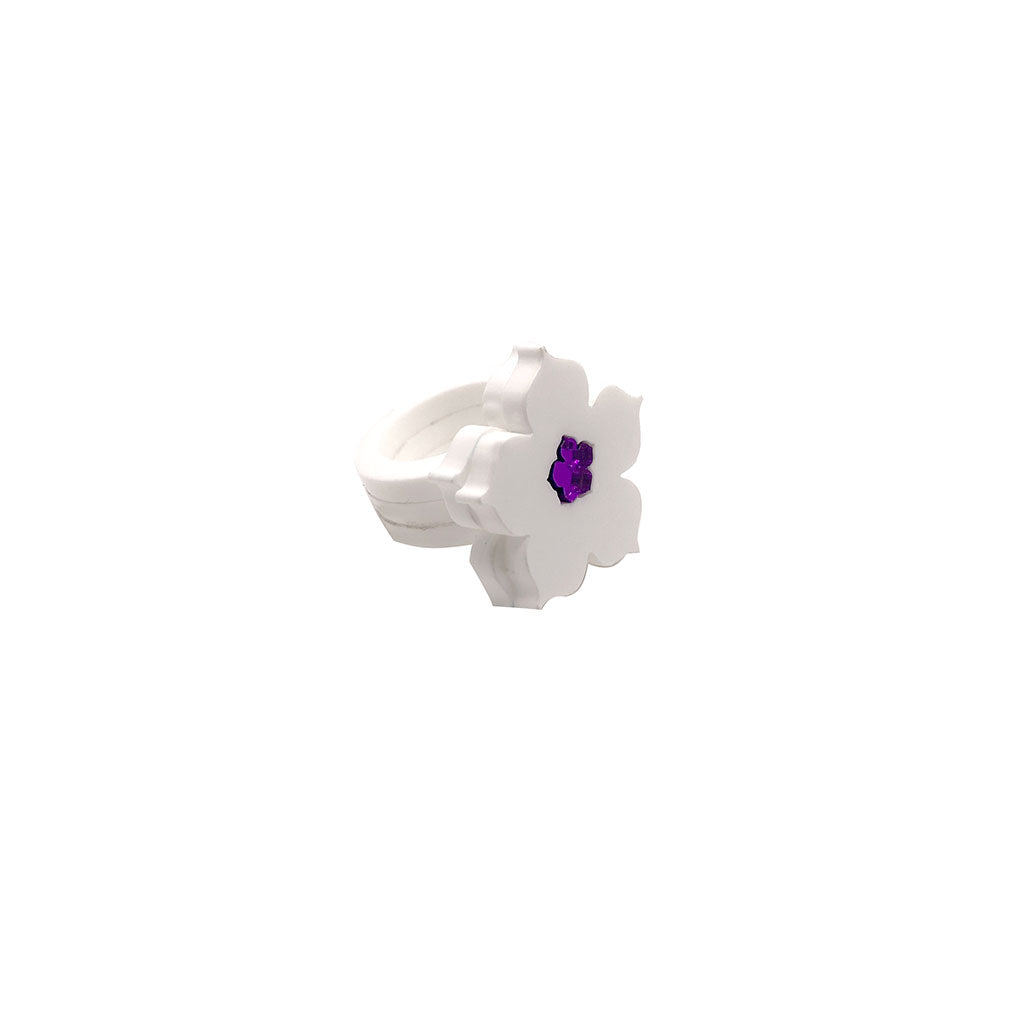 anillo de metacrilato con forma de flor blanca 