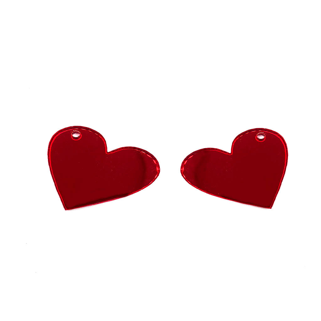 Charm de metacrilato con forma de corazón rojo.