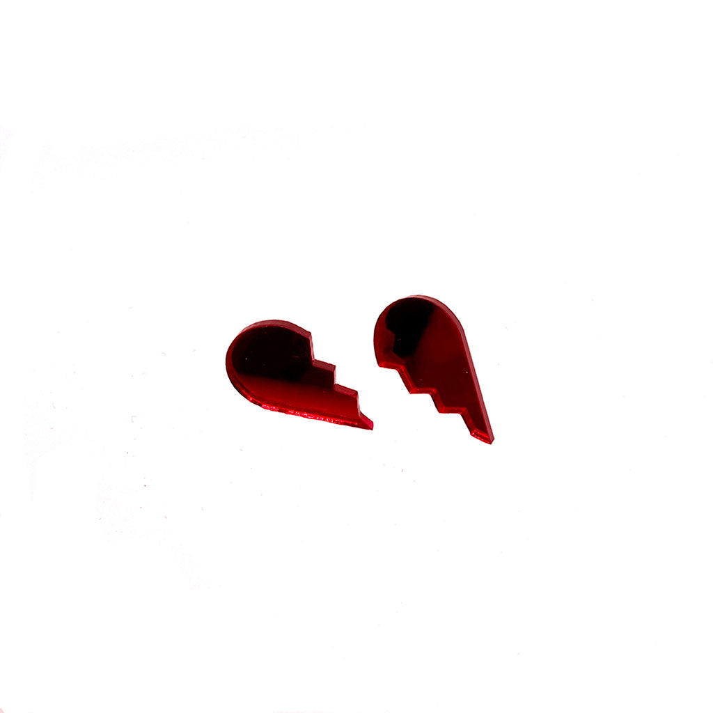 Pendientes de metacrilato con forma de corazón roto en color rojo.